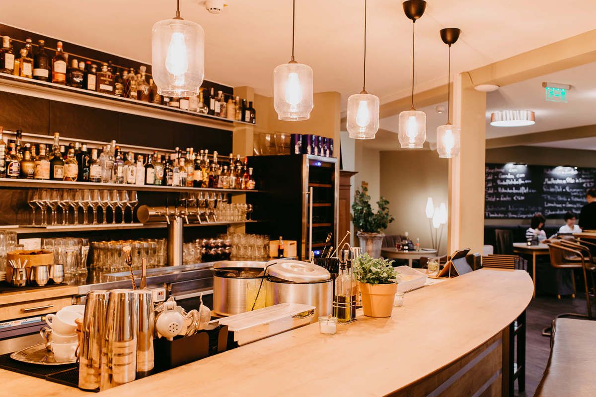 Die Bar und das RestaurantMitglied einer Dating-Agentur